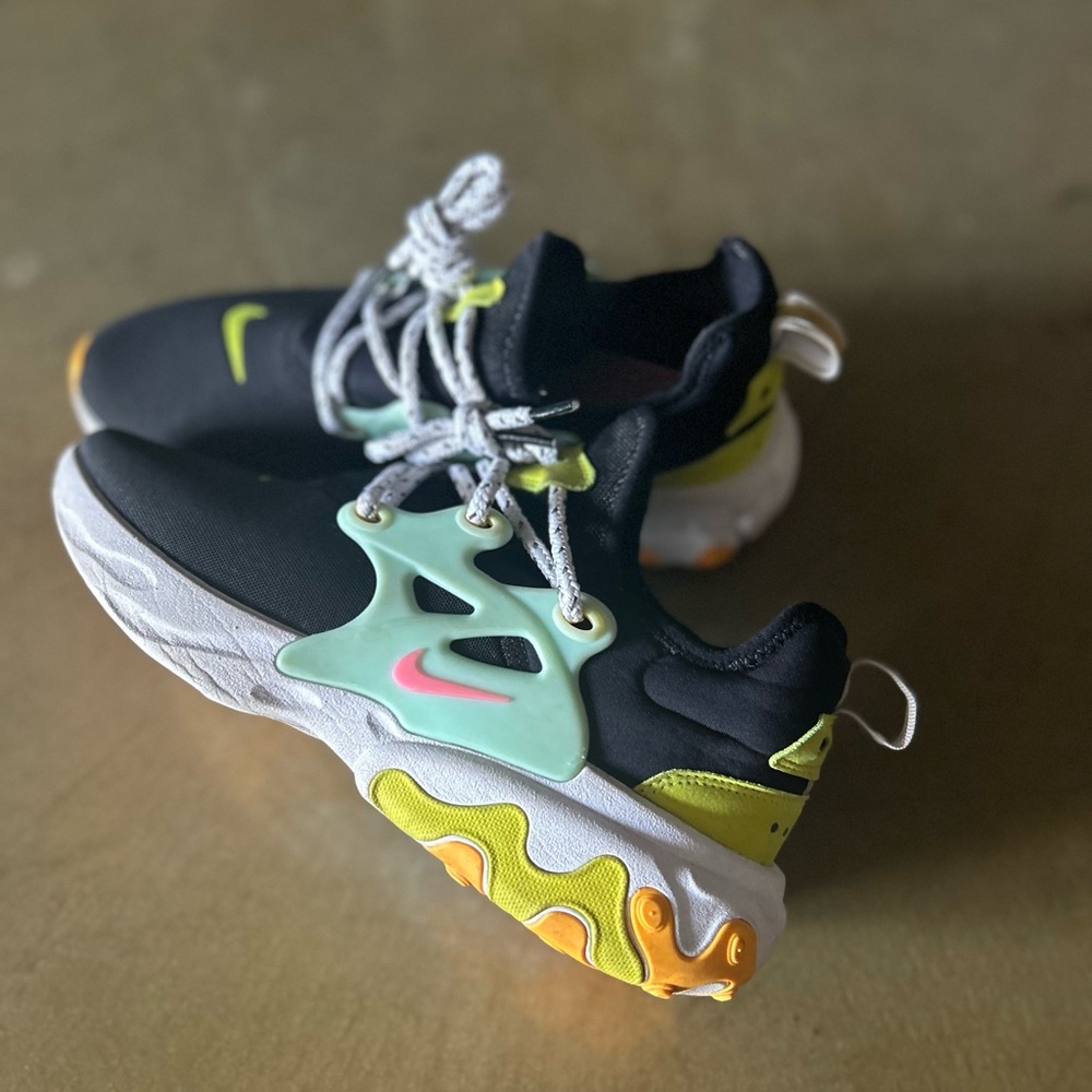 Nike Presto’s, barely worn, size 9. SUPER comfortable.